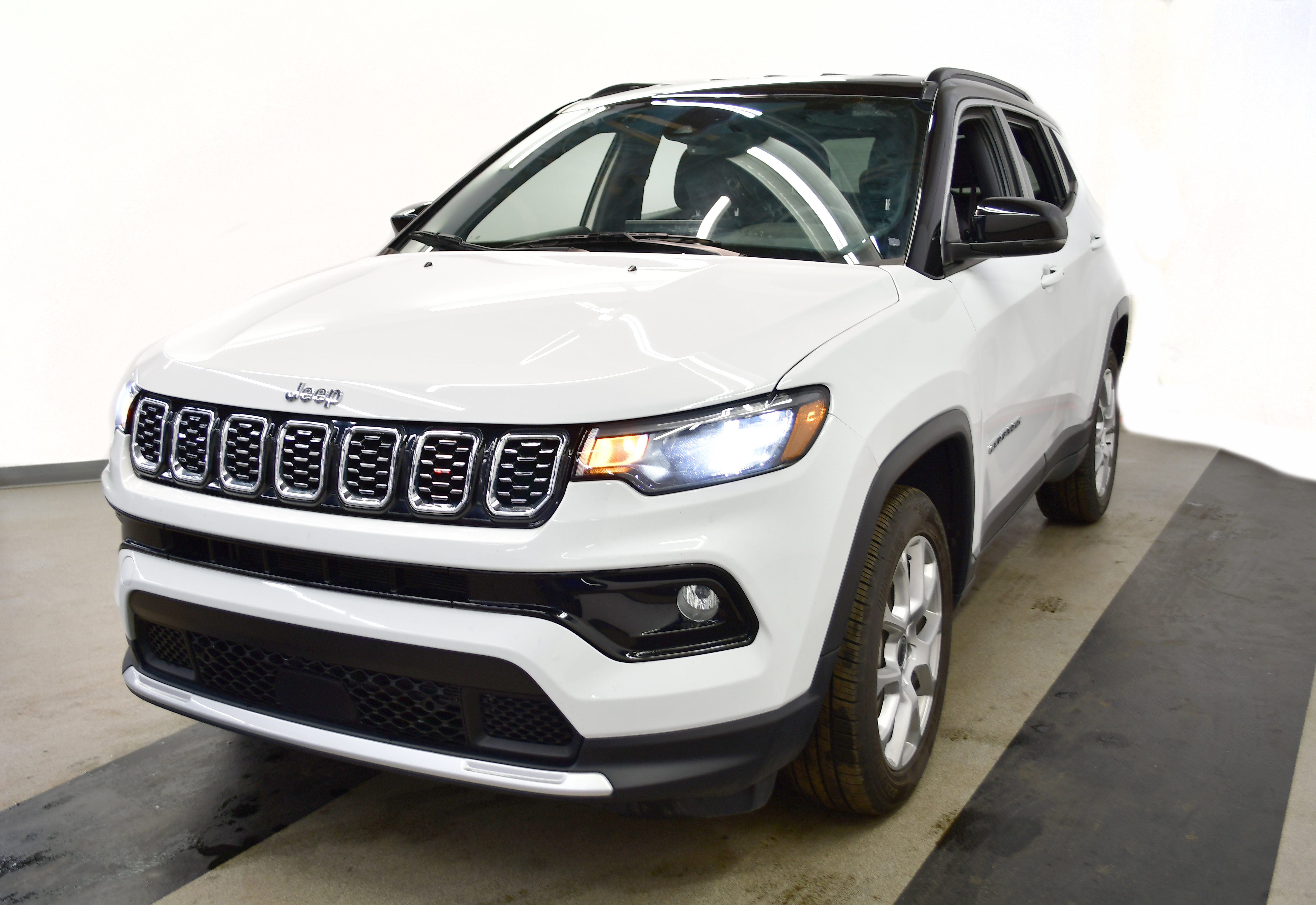 Used 2025 Jeep Compass Limited AWD/4WD image 4
