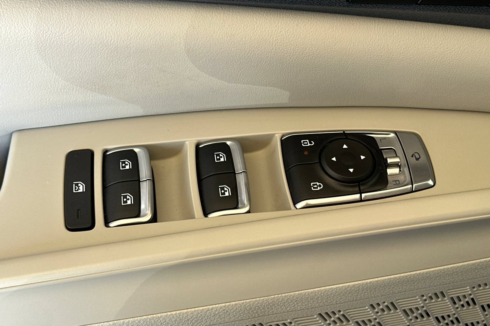 Certified 2025 Kia Carnival SX FWD image 12