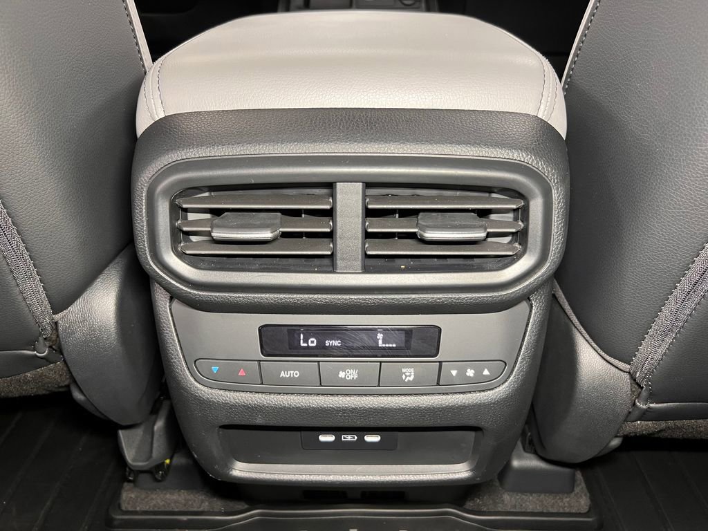 Used 2025 Honda Pilot Touring image 23