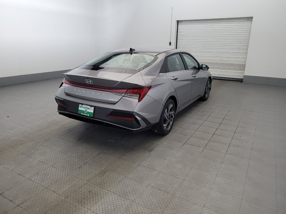Used 2025 Hyundai Elantra Limited FWD image 9