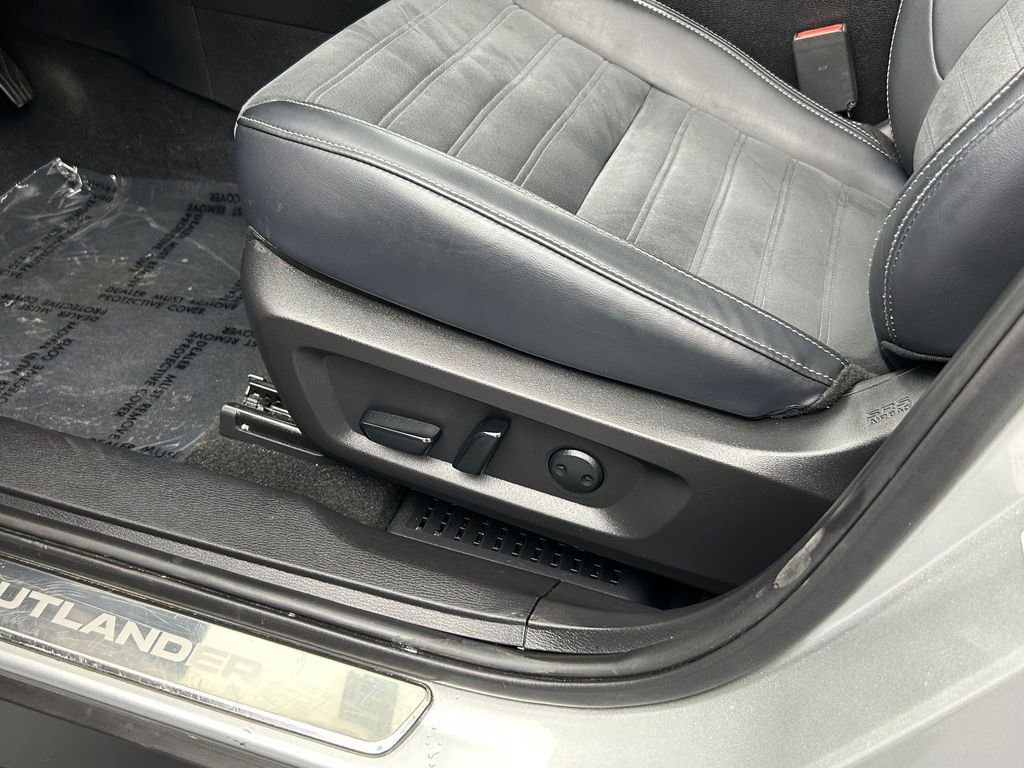 Used 2024 Mitsubishi Outlander SE image 13