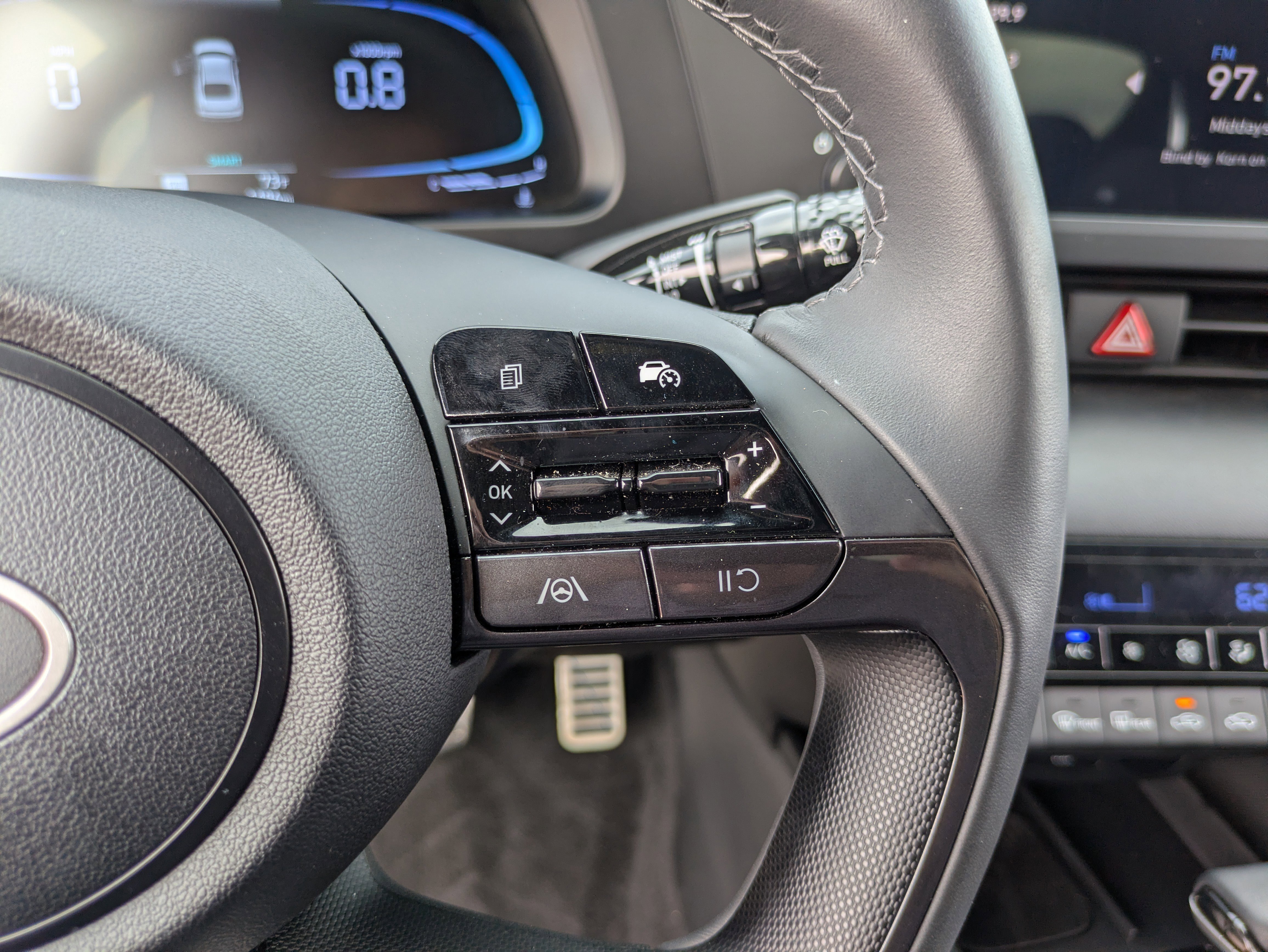 Certified 2025 Hyundai Elantra Sport image 27