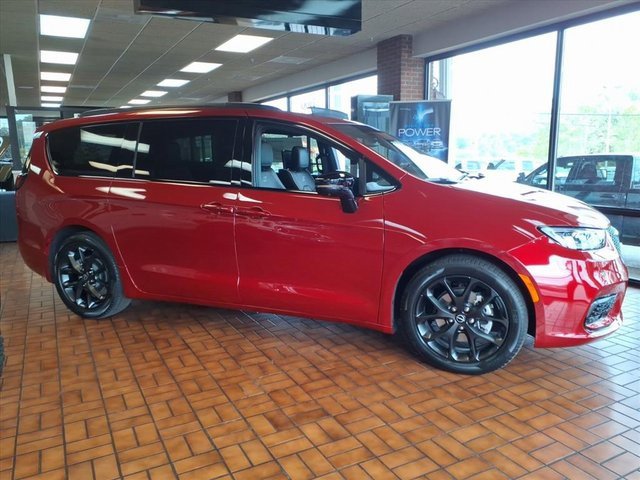 New 2026 Chrysler Pacifica Limited image 2