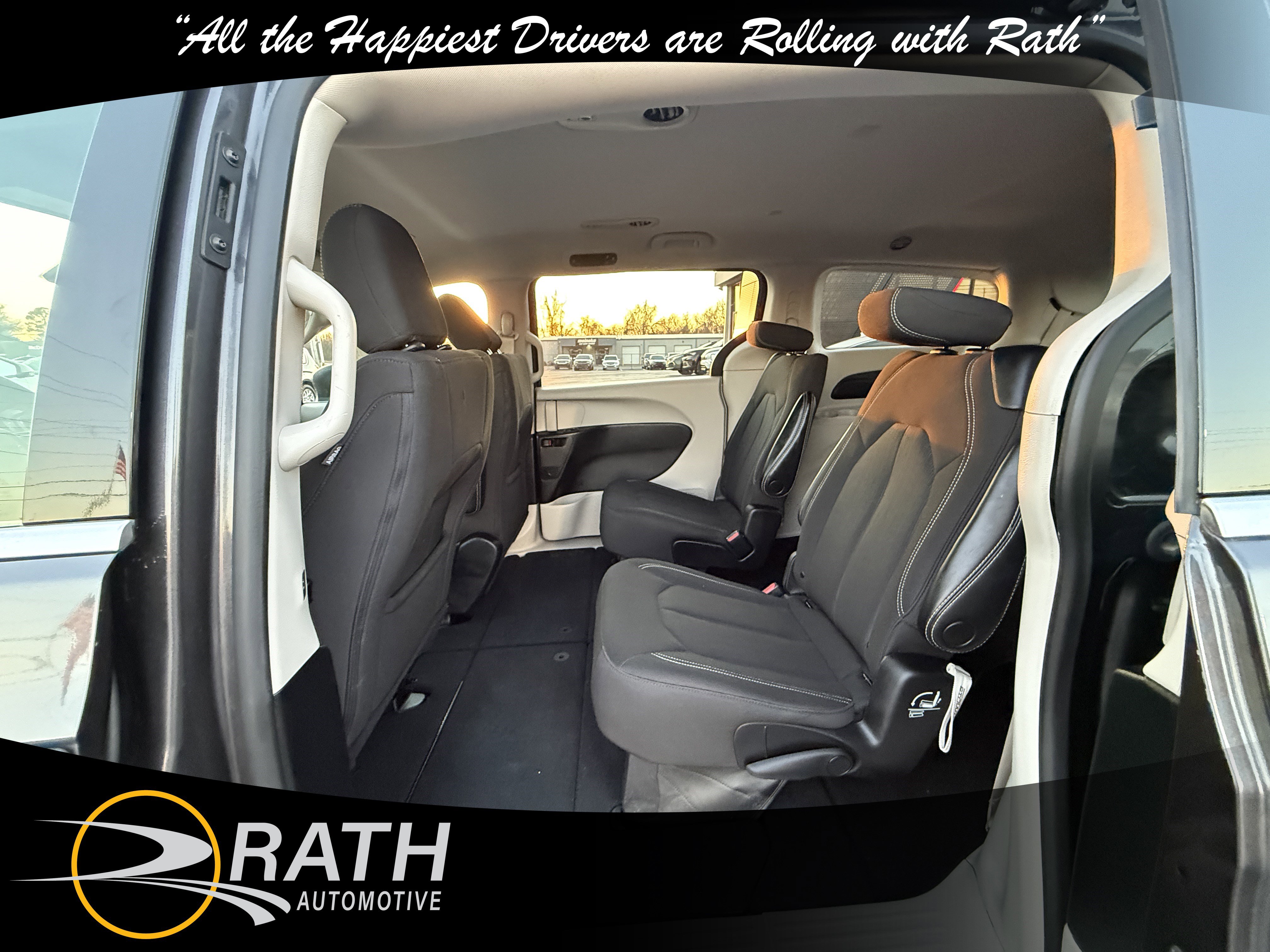 Used 2023 Chrysler Voyager LX image 17