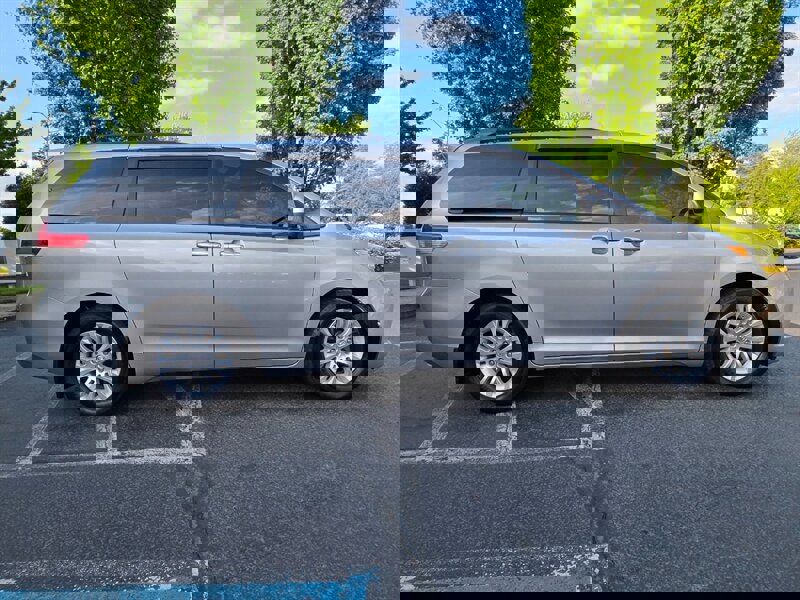 Used 2014 Toyota Sienna XLE image 4