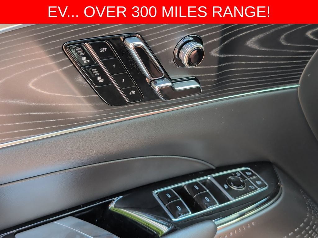 Used 2024 Cadillac Lyriq Luxury w/ LPO, Floor Liner Package AWD/4WD image 15