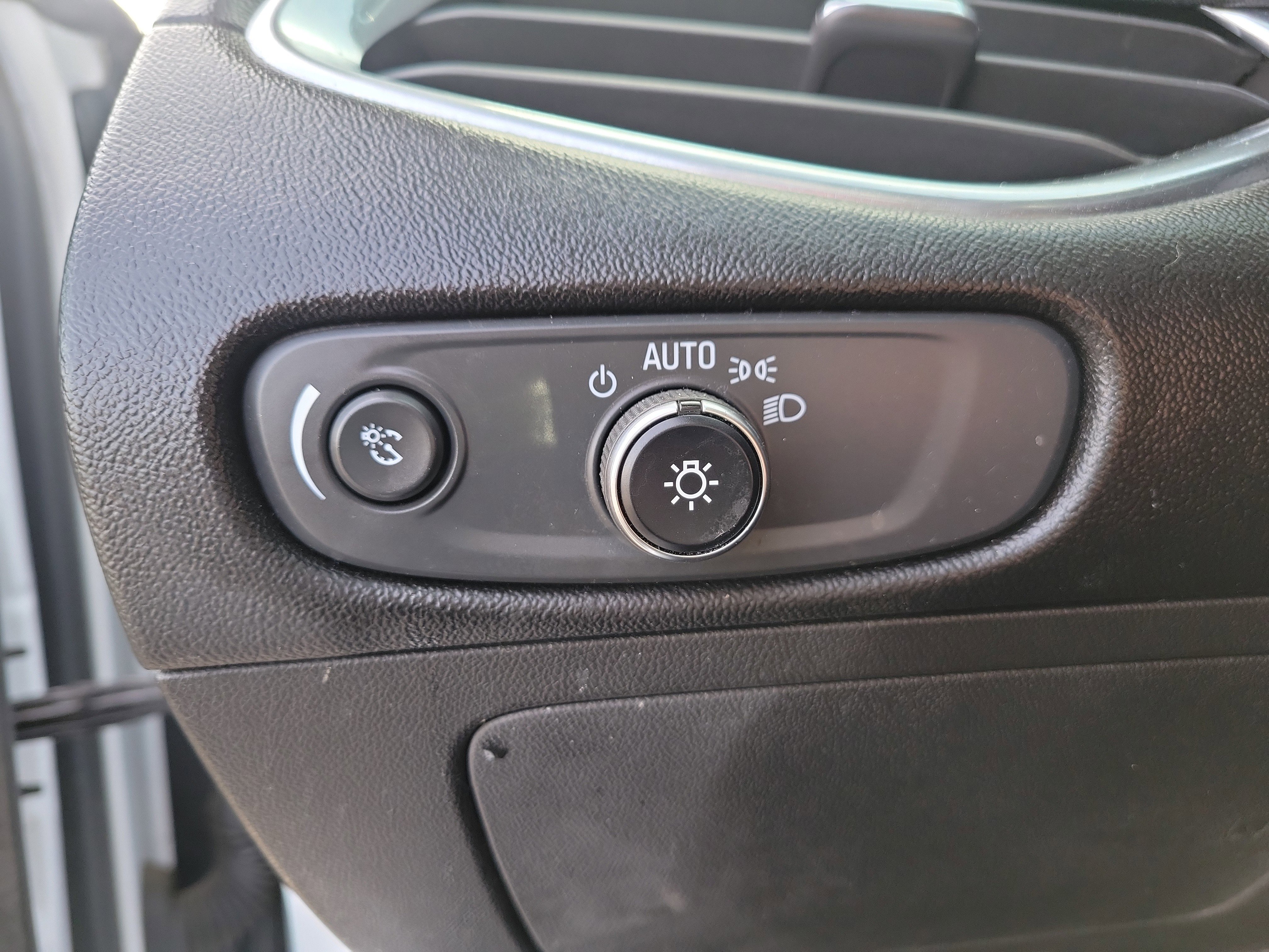 Used 2018 Chevrolet Malibu LT w/ Driver Confidence Package image 18