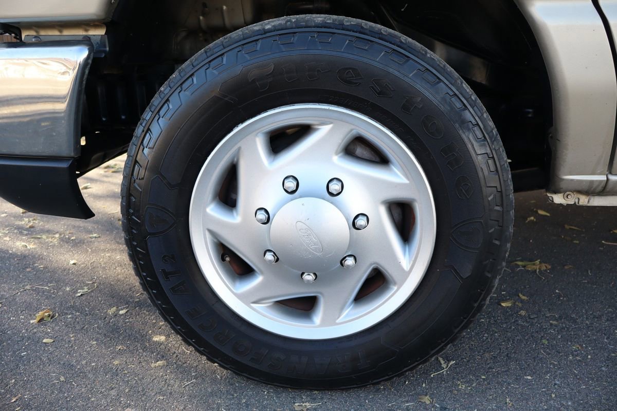 Used 2009 Ford E-350 and Econoline 350 Super Duty Wagon image 41