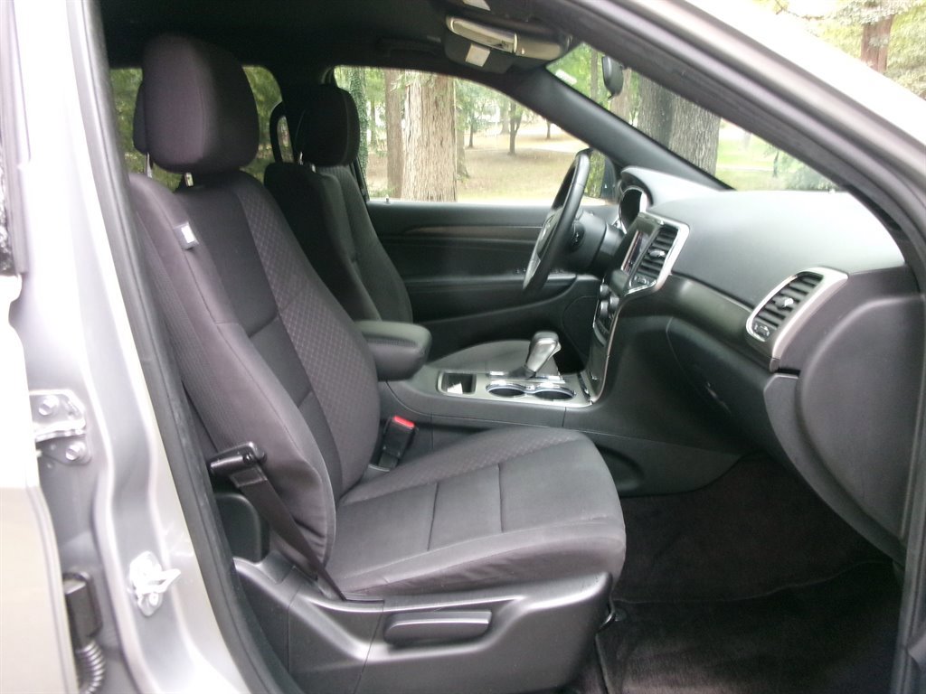 Used 2018 Jeep Grand Cherokee Laredo image 19