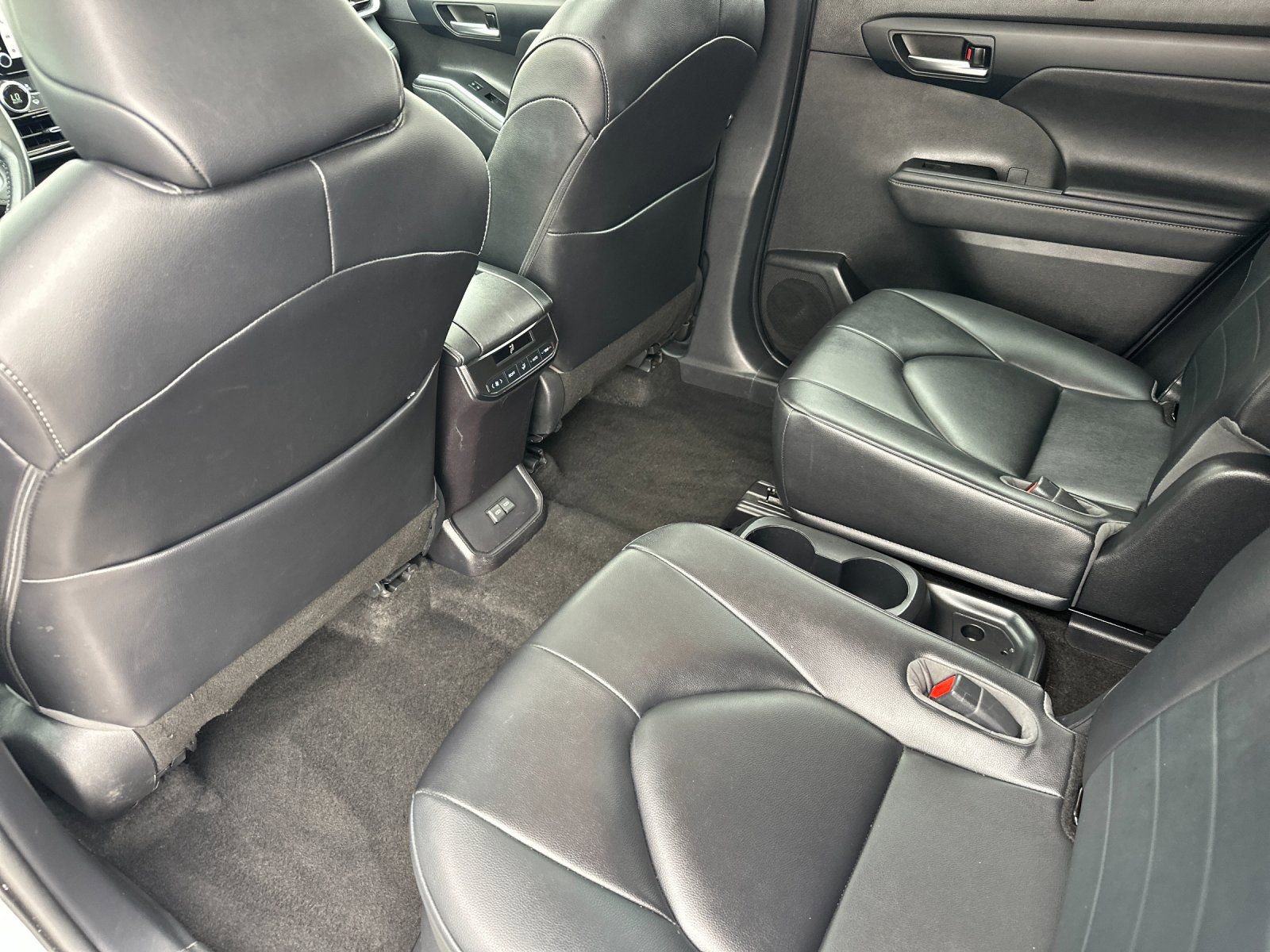 Used 2023 Toyota Highlander XLE image 14