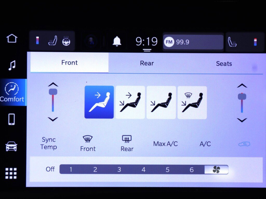 Used 2022 Chrysler Voyager LX image 17