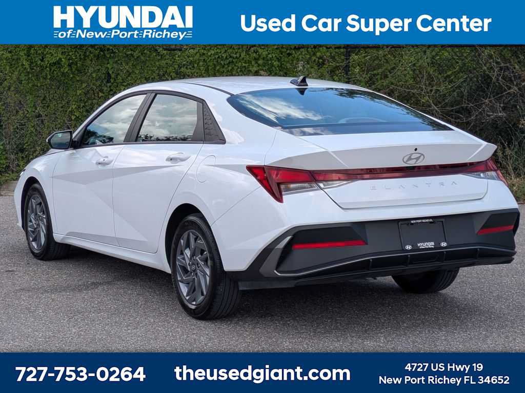 Certified 2024 Hyundai Elantra SEL FWD image 3