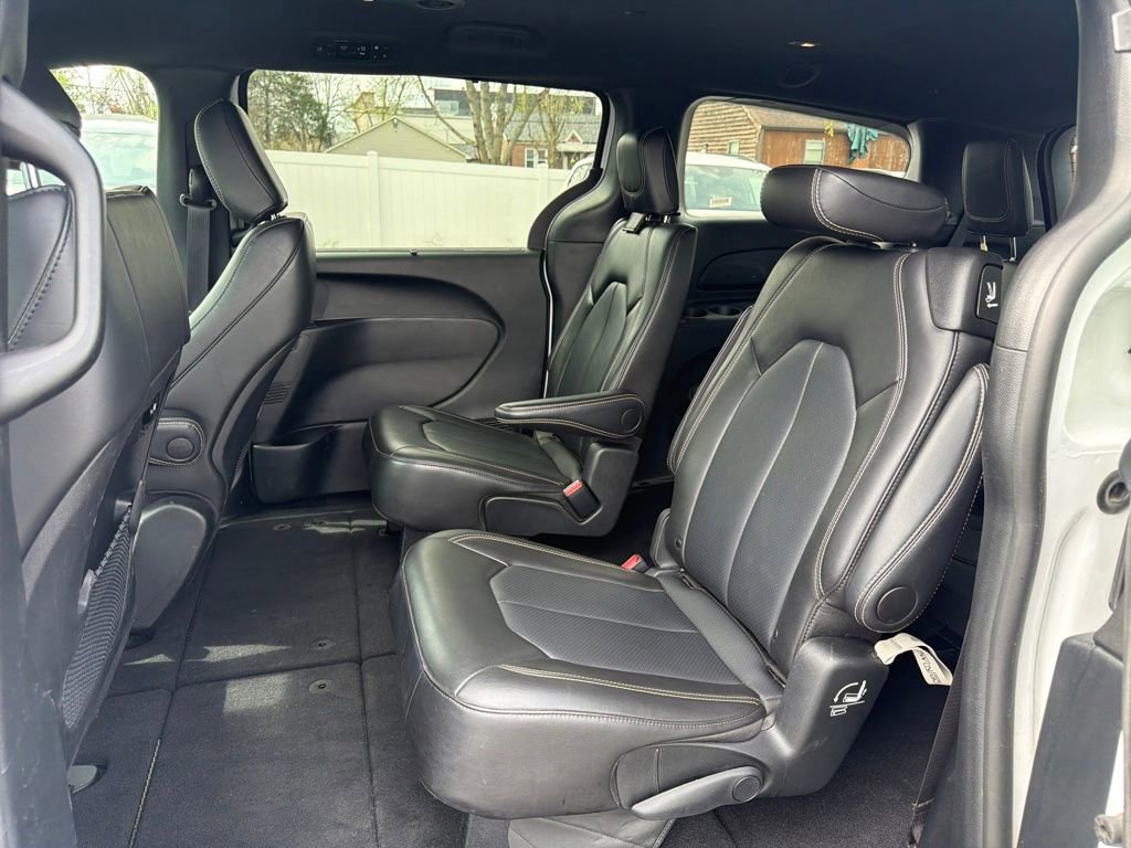 Used 2025 Chrysler Pacifica Select image 29