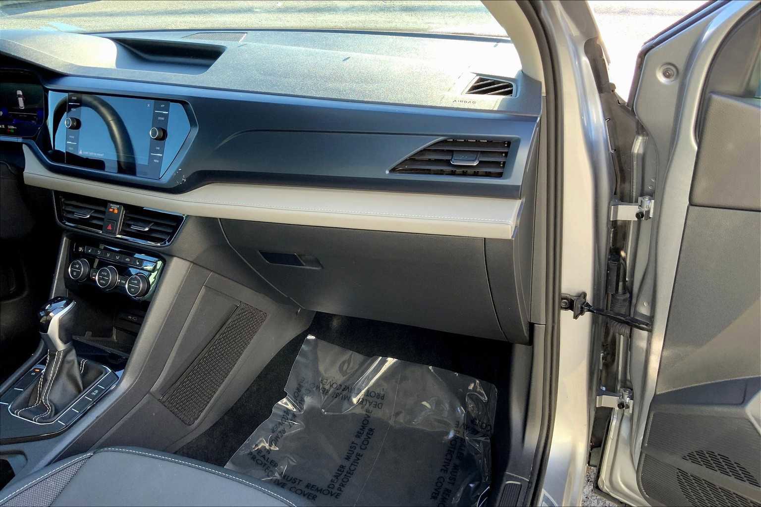 Used 2024 Volkswagen Taos SE image 17