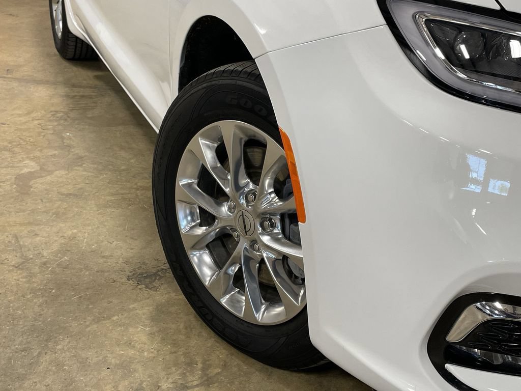 Used 2023 Chrysler Pacifica Touring-L AWD/4WD image 11