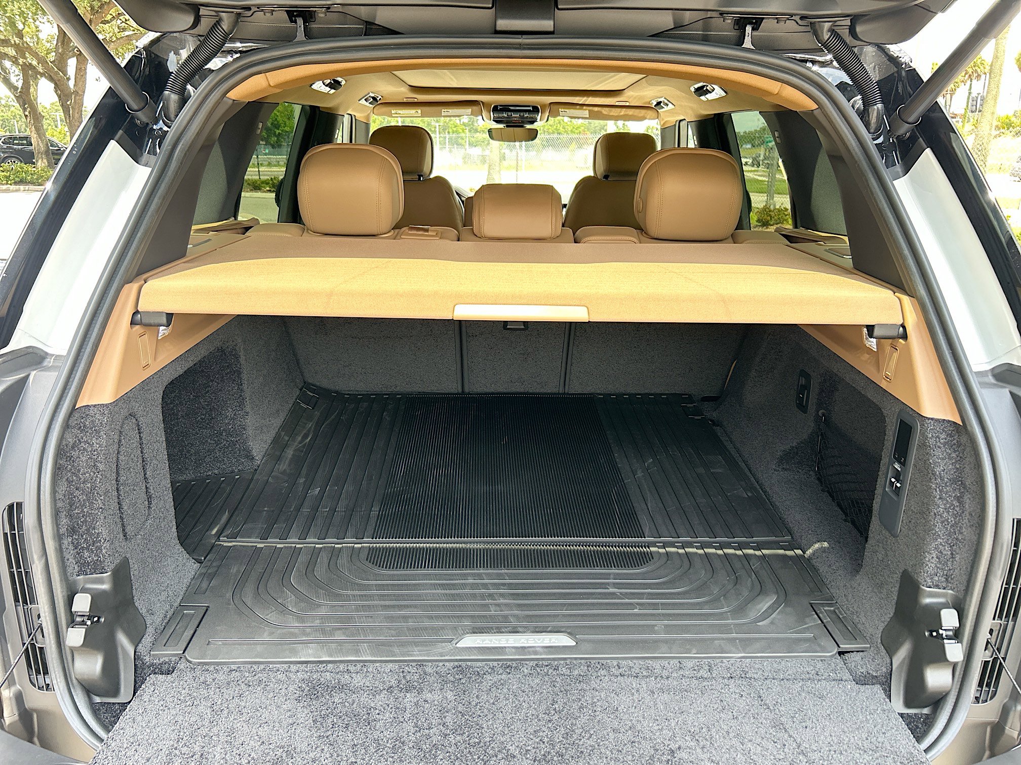 New 2025 Land Rover Range Rover SE image 8