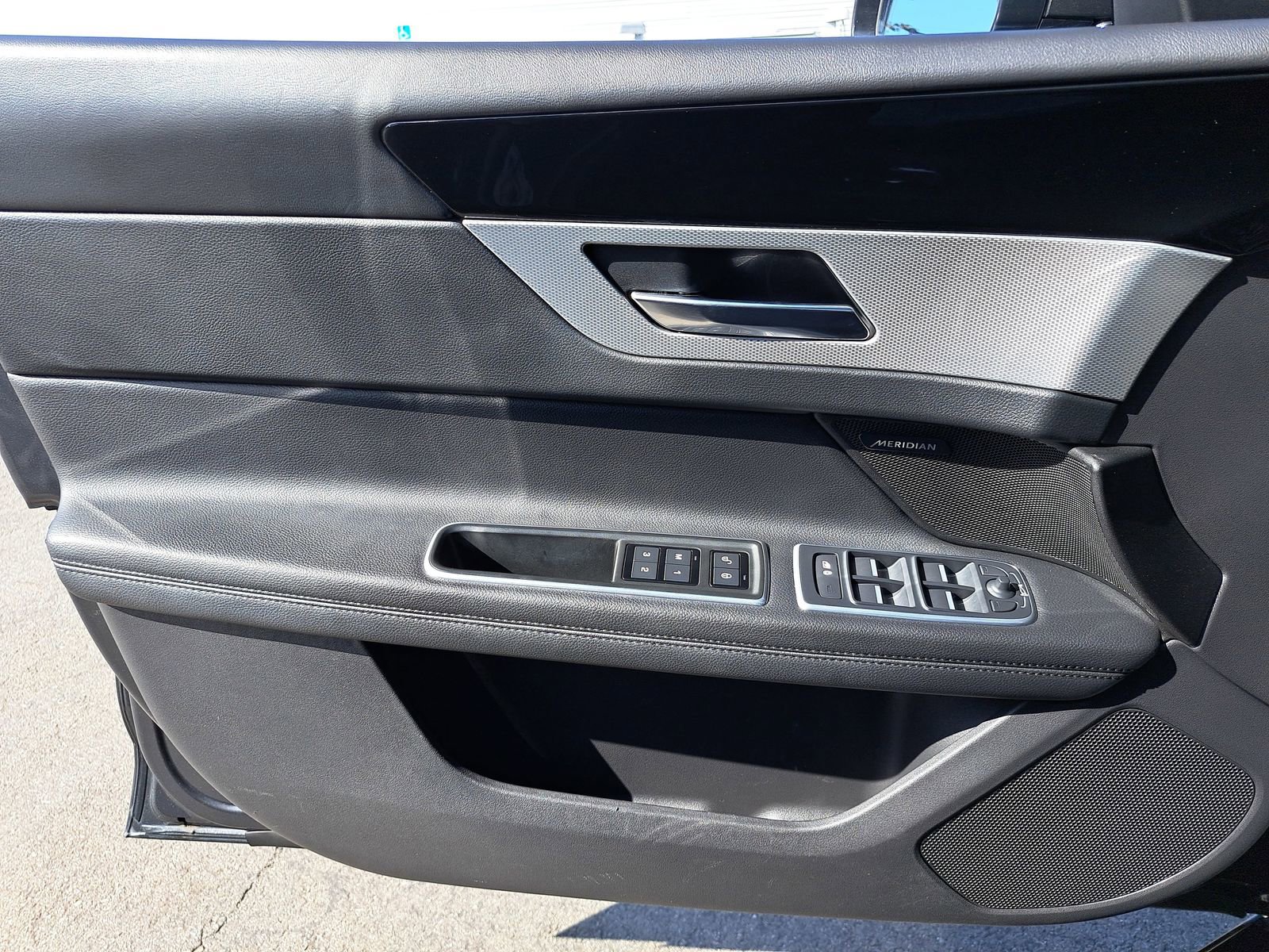 Used 2019 Jaguar XF Prestige image 30