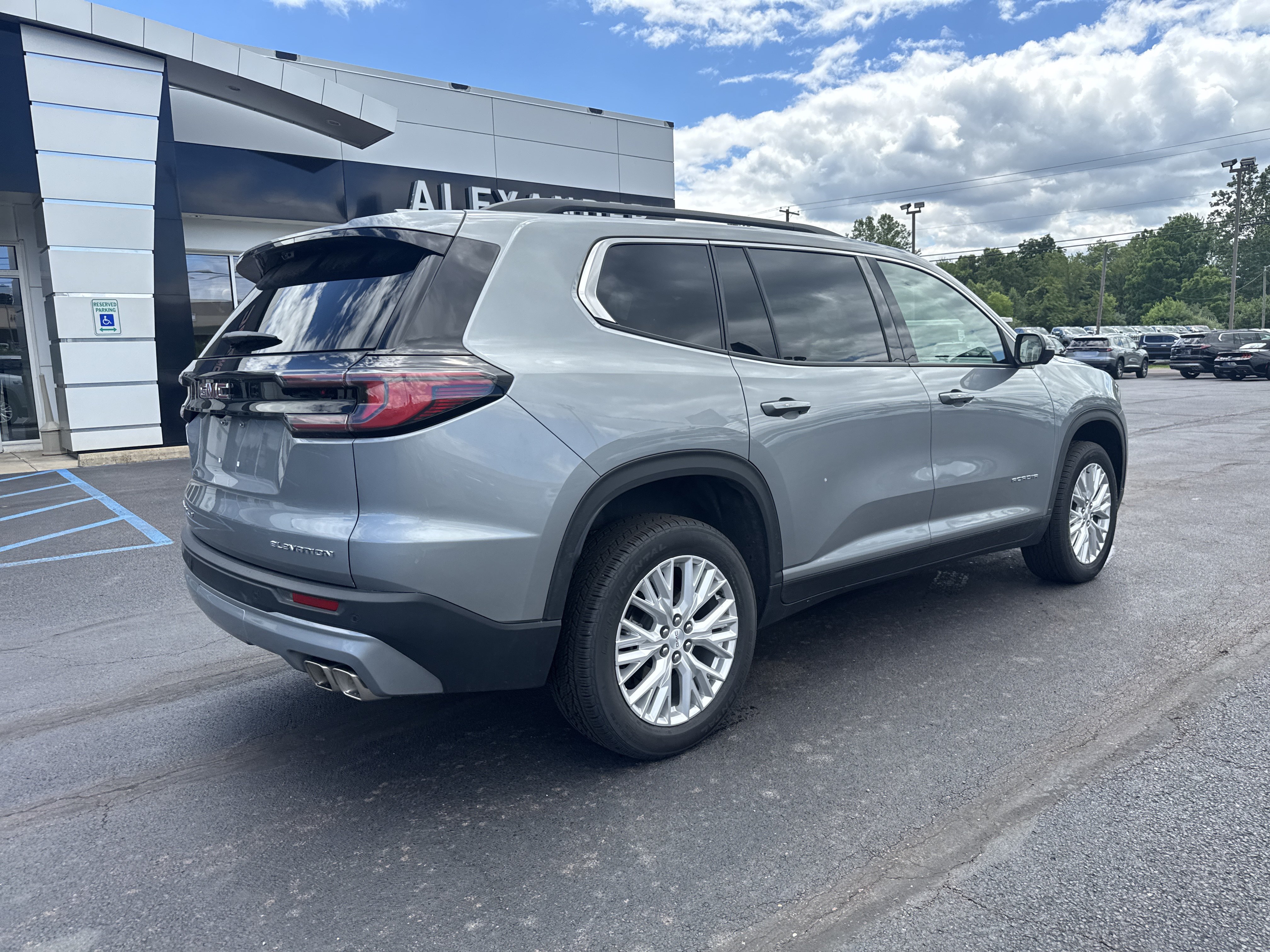 Used 2026 GMC Acadia Elevation w/ Elevation Premium Package AWD/4WD image 3
