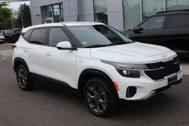 Used 2024 Kia Seltos LX AWD/4WD image 1