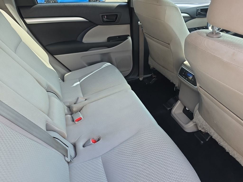 Used 2014 Toyota Highlander LE image 12