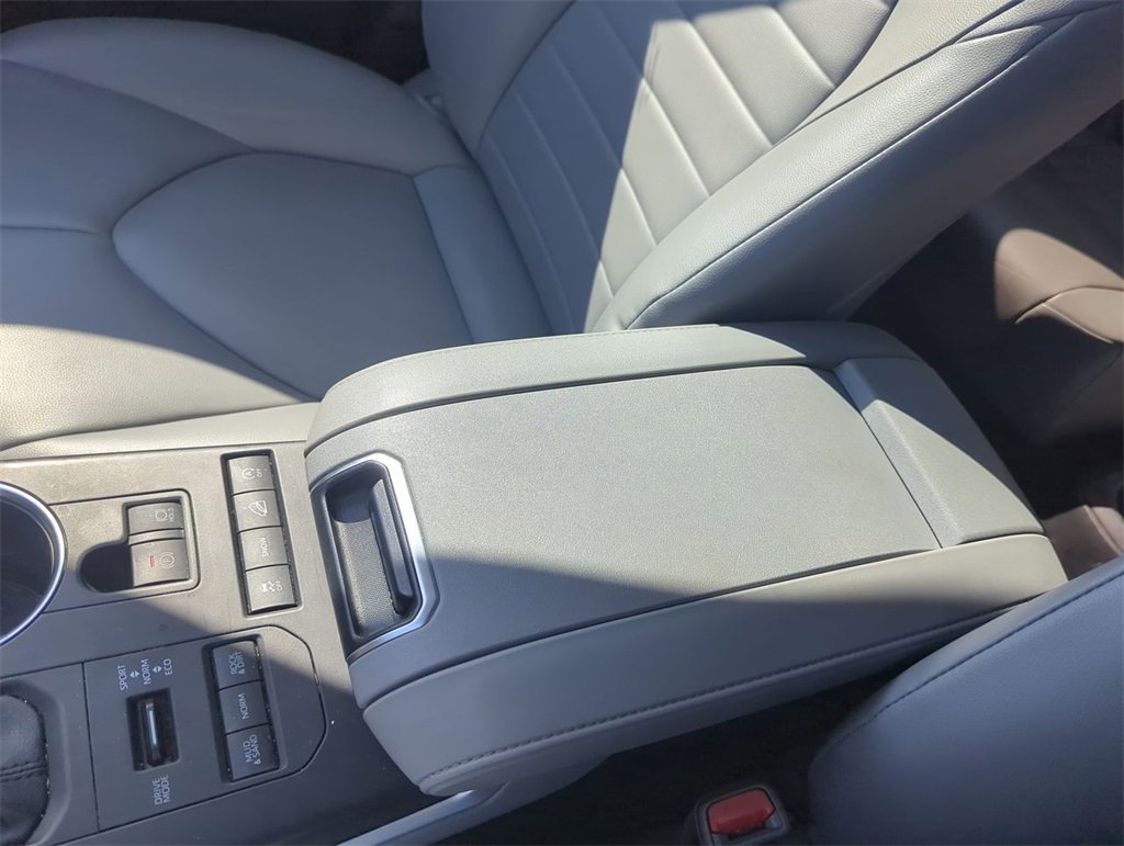 Used 2021 Toyota Highlander XLE image 28