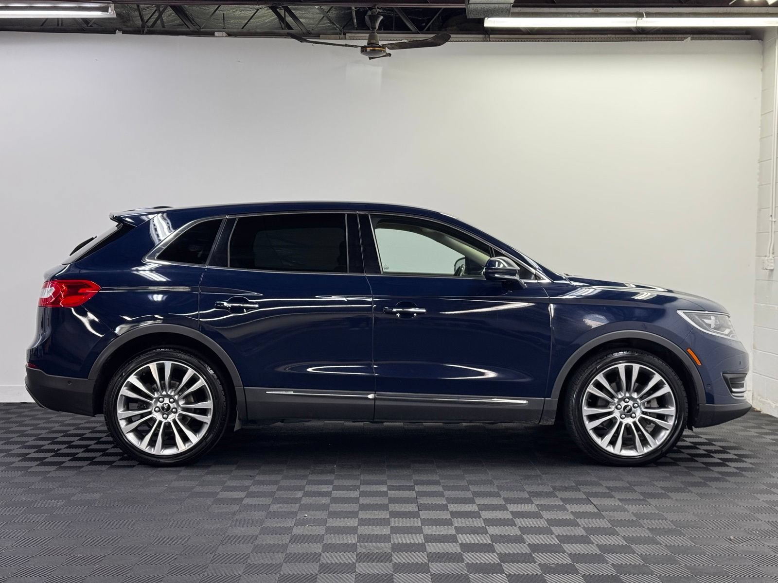 Used 2018 Lincoln MKX Reserve w/ Driver Assistance Package AWD/4WD image 4