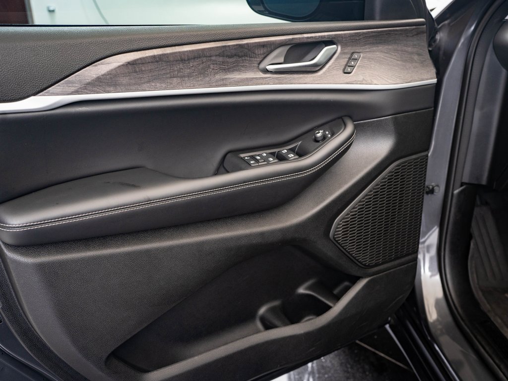 Used 2024 Jeep Grand Cherokee Limited w/ Luxury Tech Group II image 24