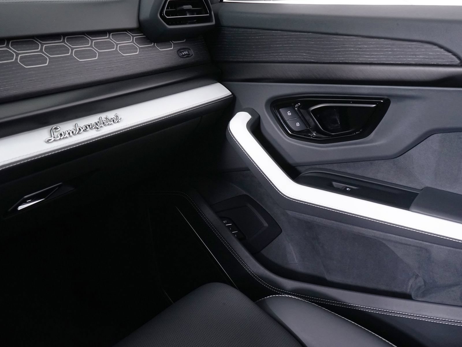 Used 2025 Lamborghini Urus SE AWD/4WD image 23