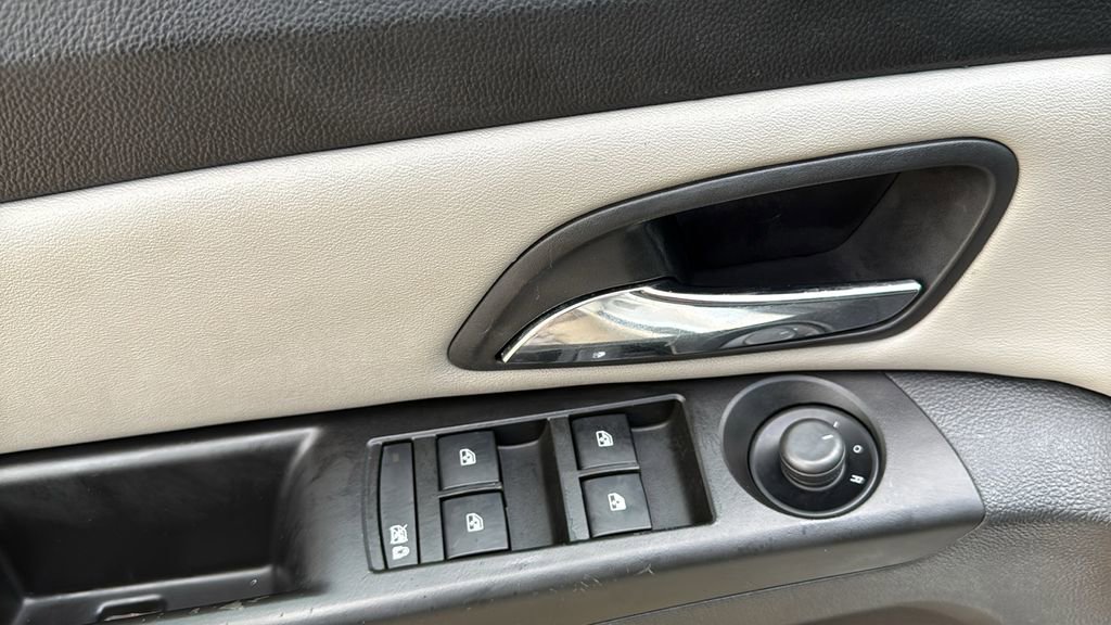 Used 2014 Chevrolet Cruze LT image 14