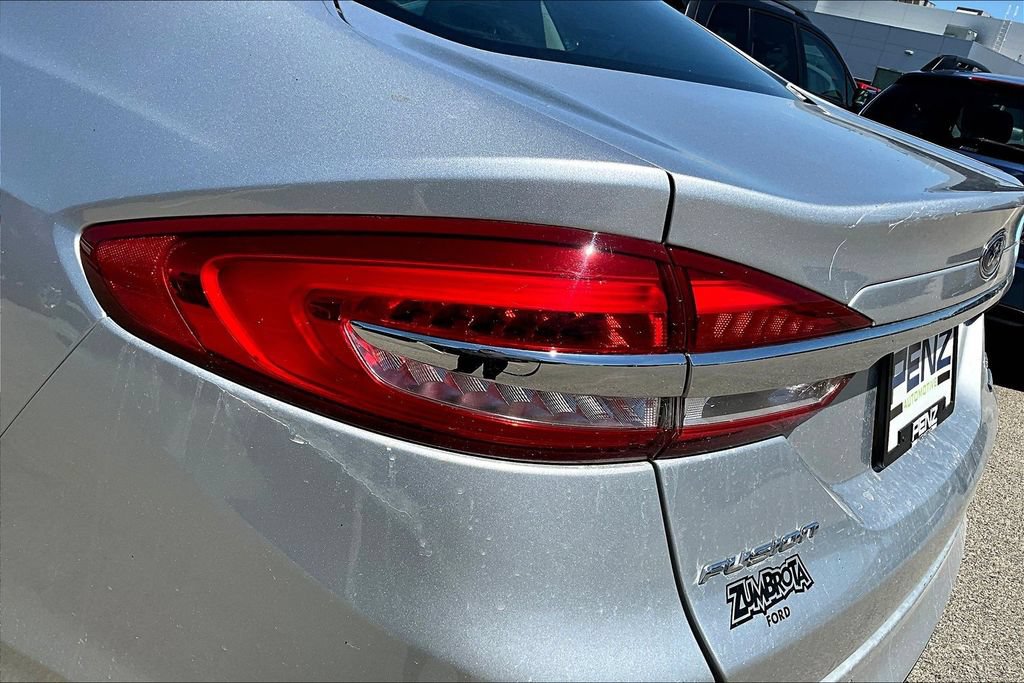 Used 2017 Ford Fusion SE w/ Fusion SE Technology Package FWD image 19