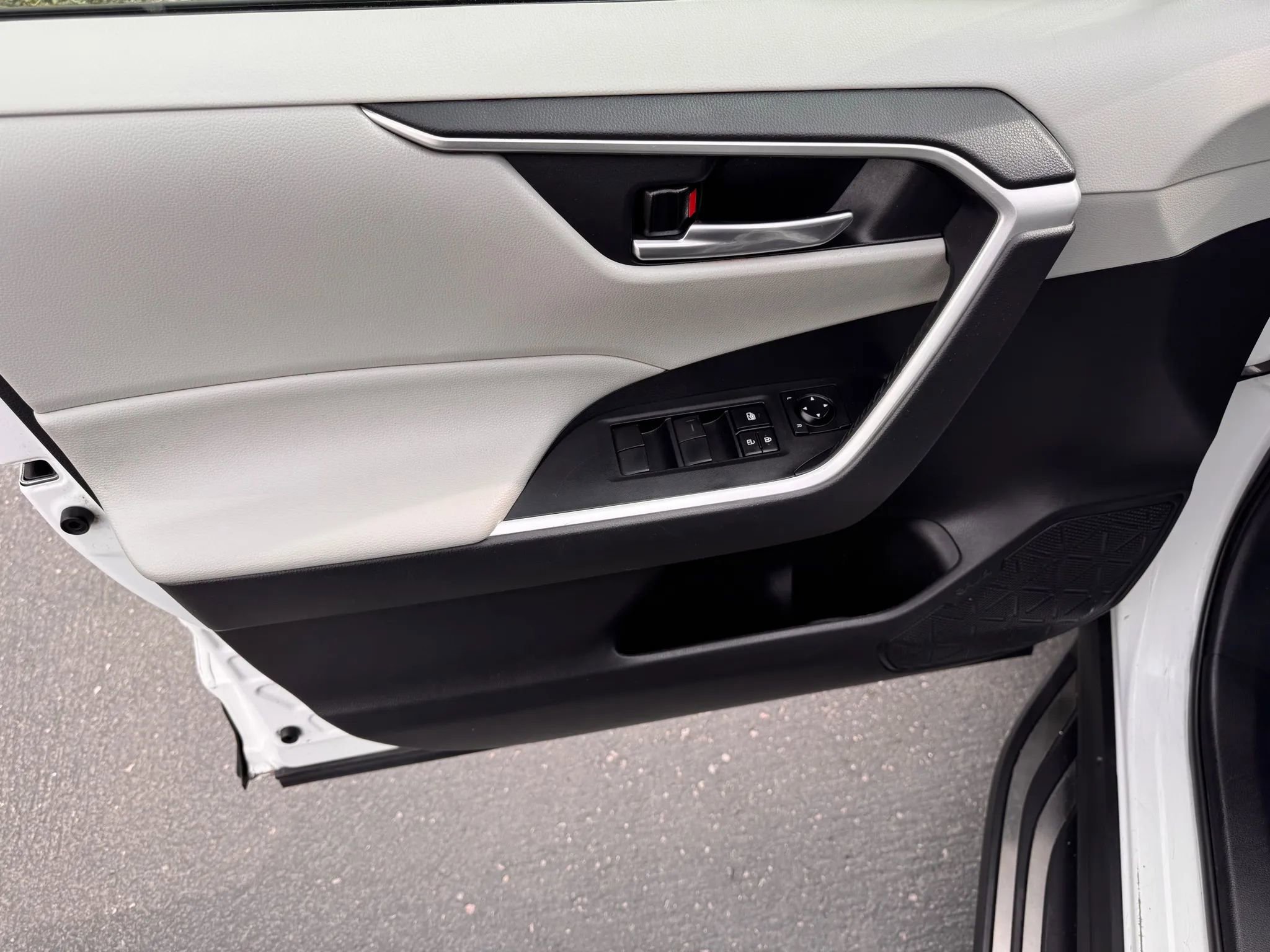 Used 2021 Toyota RAV4 XLE w/ Carpet Mat Package (TMS) image 24