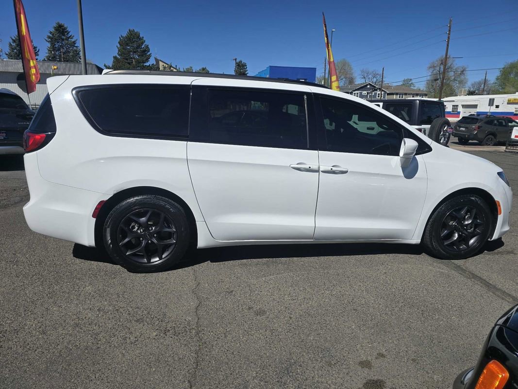 Used 2018 Chrysler Pacifica Touring-L w/ Premium Audio Group FWD image 8