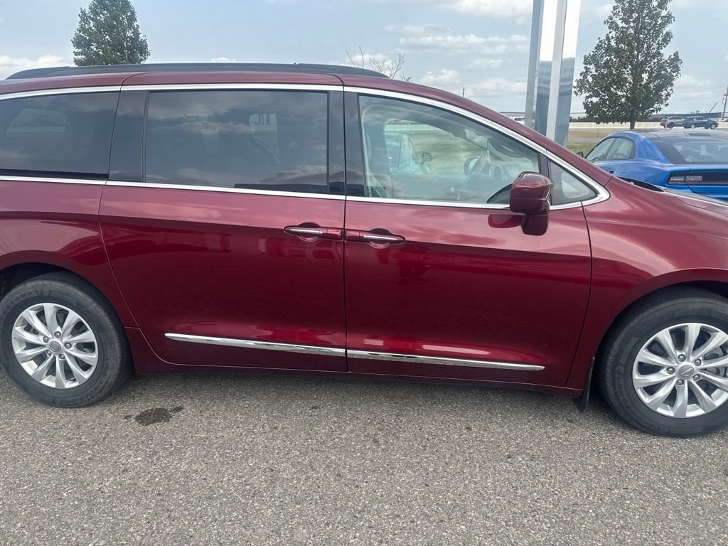 Used 2017 Chrysler Pacifica Touring-L FWD video 2