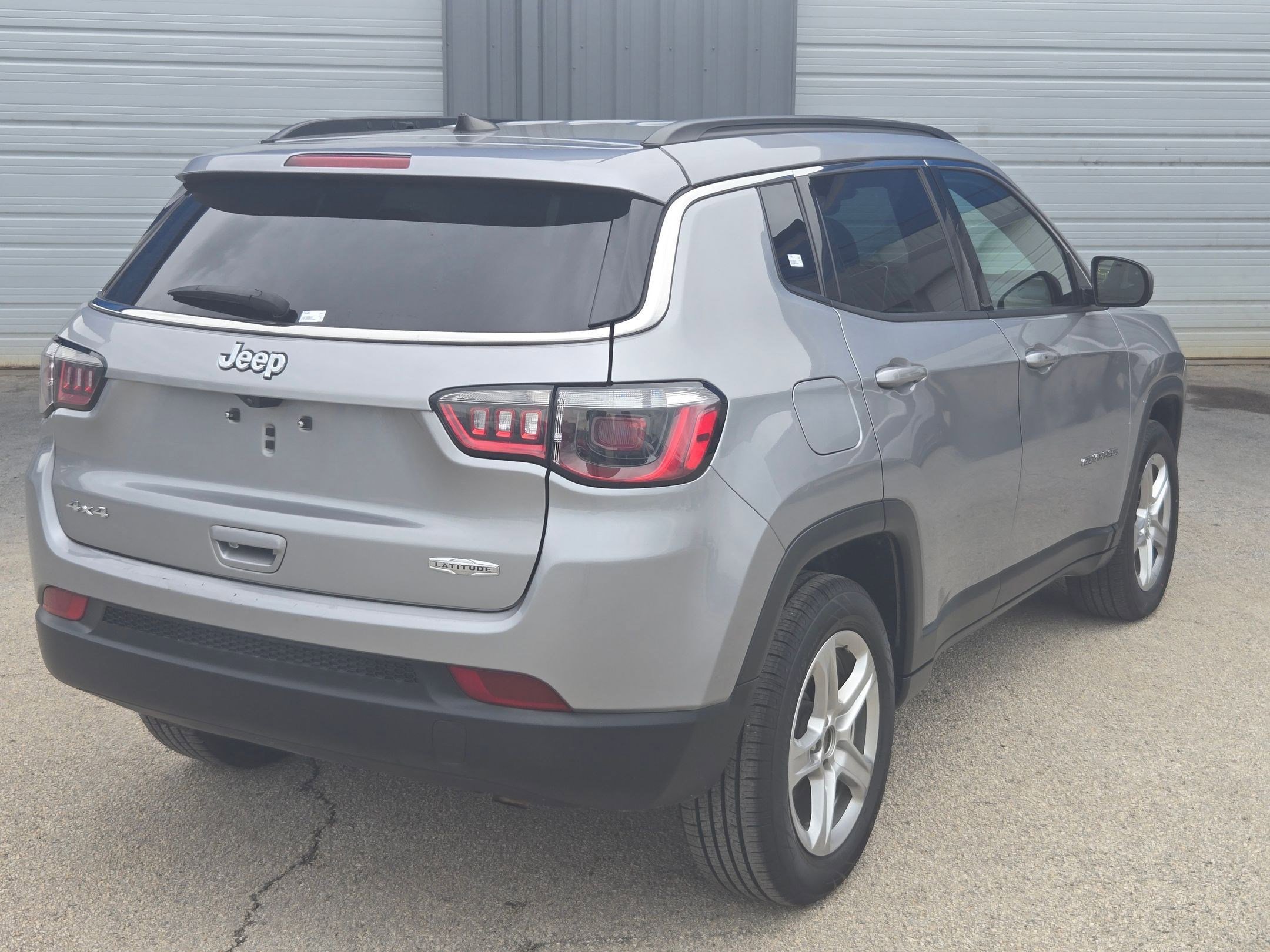 Used 2024 Jeep Compass Latitude AWD/4WD image 3