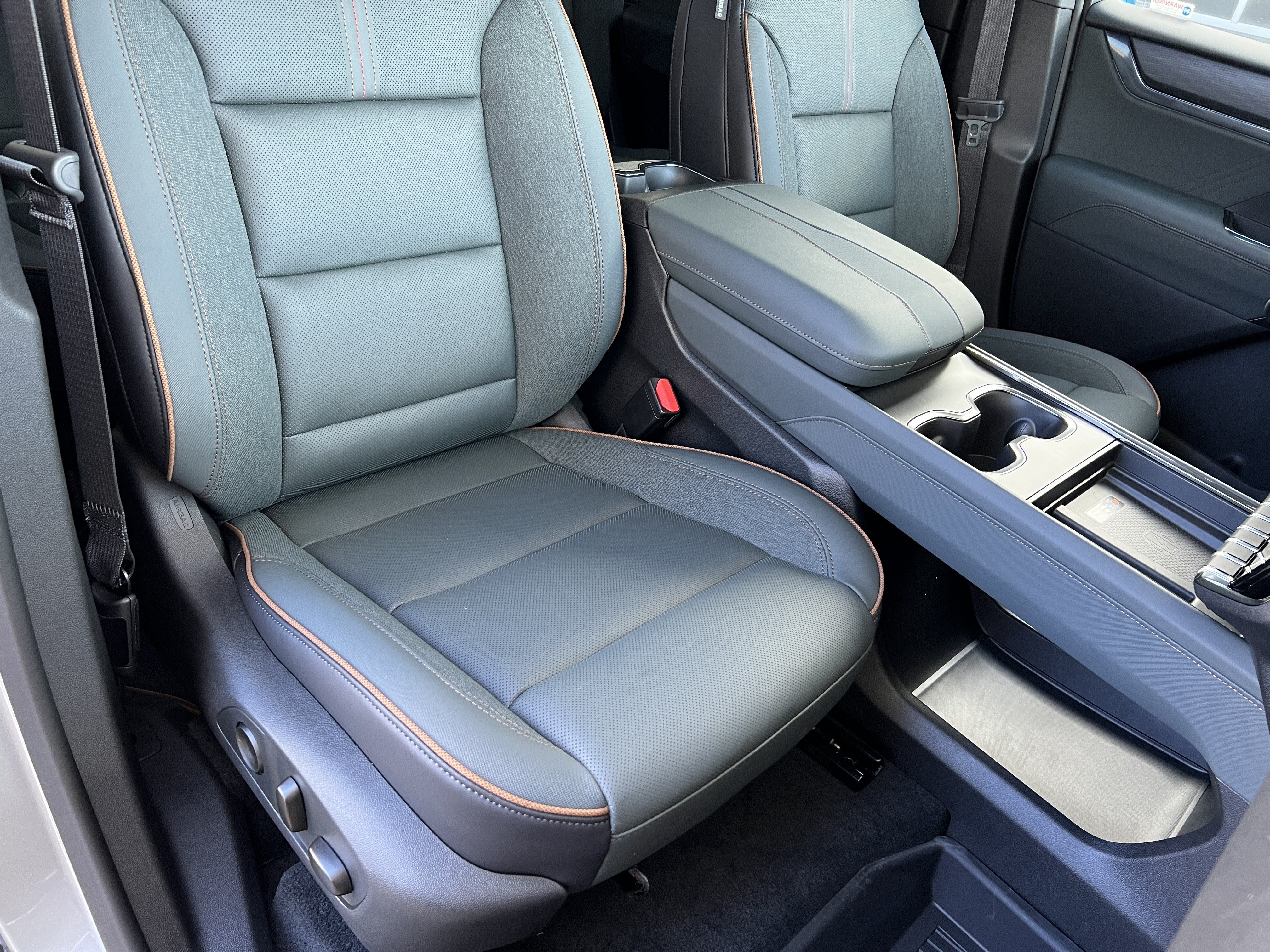 New 2026 GMC Acadia AT4 w/ Luxury Package AWD/4WD image 28