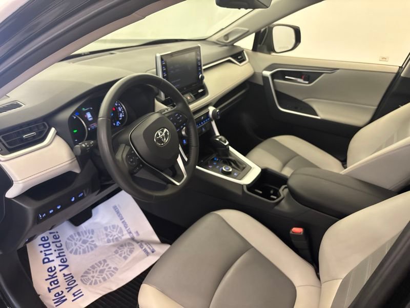 Used 2022 Toyota RAV4 XLE Premium AWD/4WD image 24