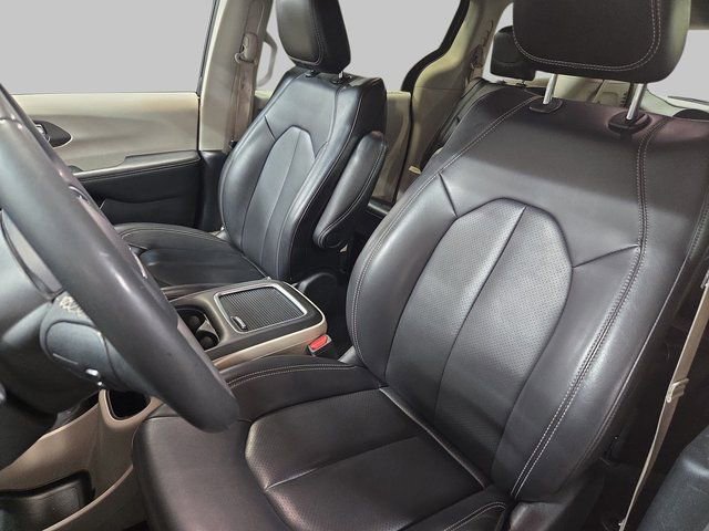 Used 2023 Chrysler Pacifica Touring-L image 18