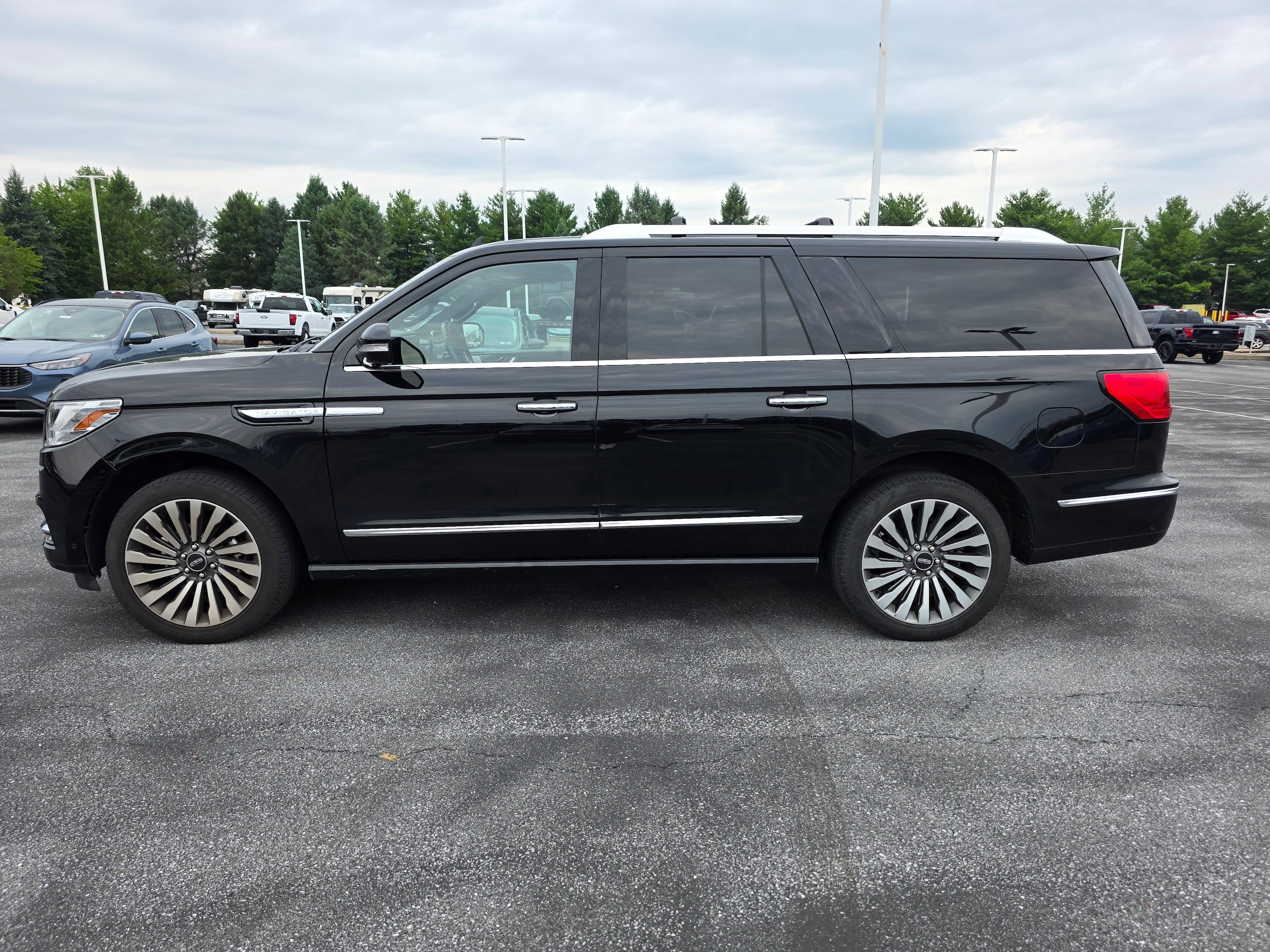 Used 2018 Lincoln Navigator L Reserve w/ Technology Package AWD/4WD image 2