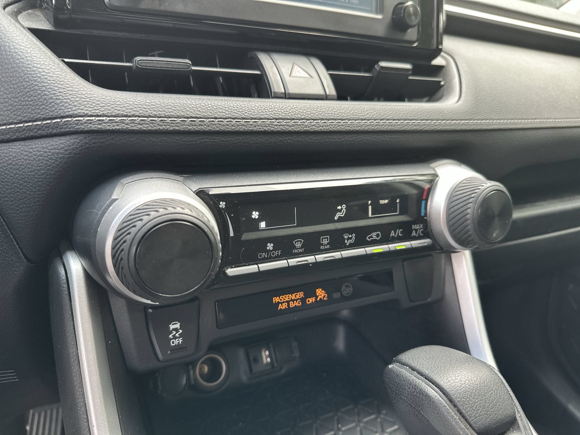 Used 2019 Toyota RAV4 LE FWD image 16