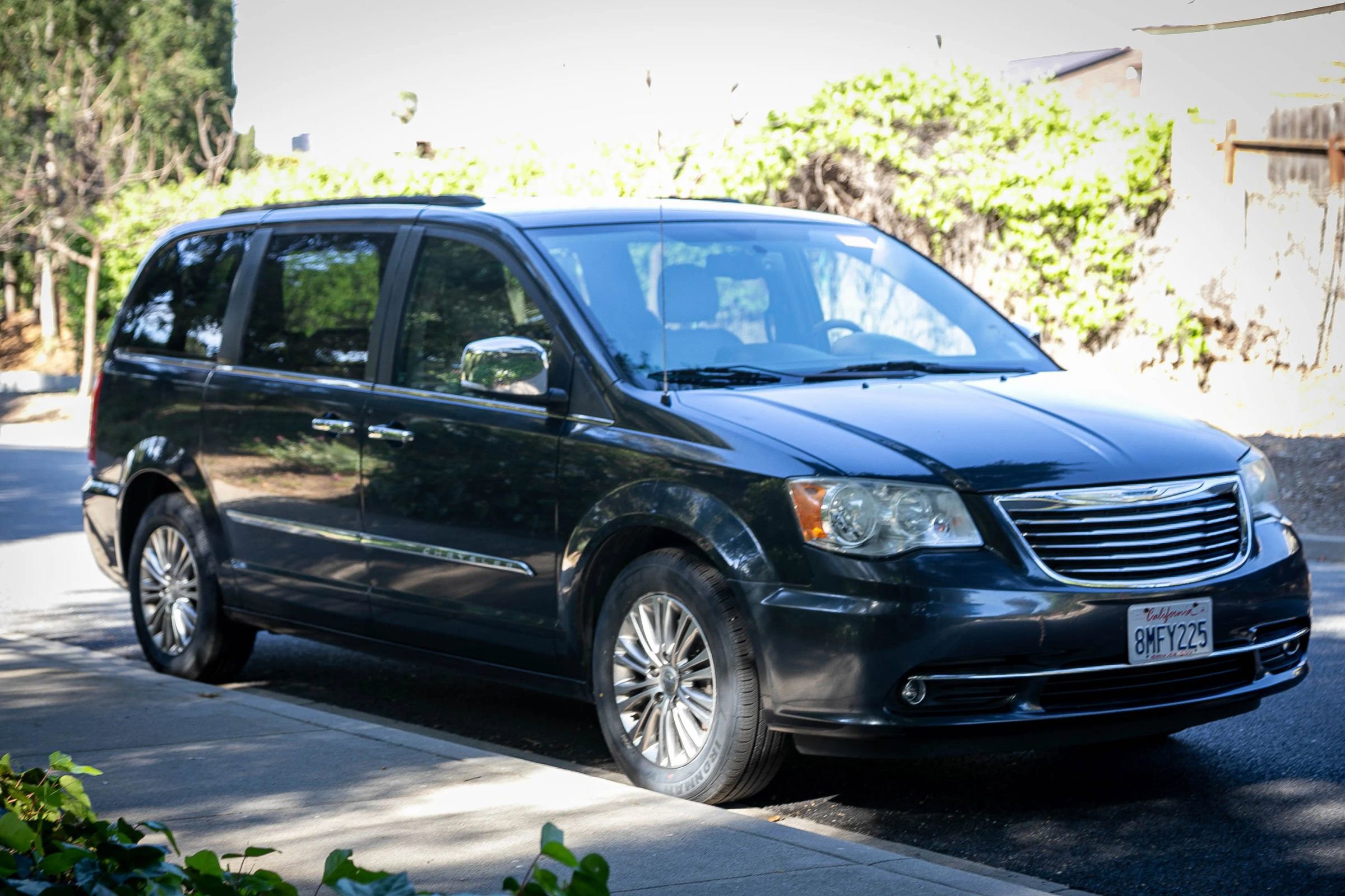 Used 2013 Chrysler Town & Country Touring-L w/ Driver Convenience Group image 3