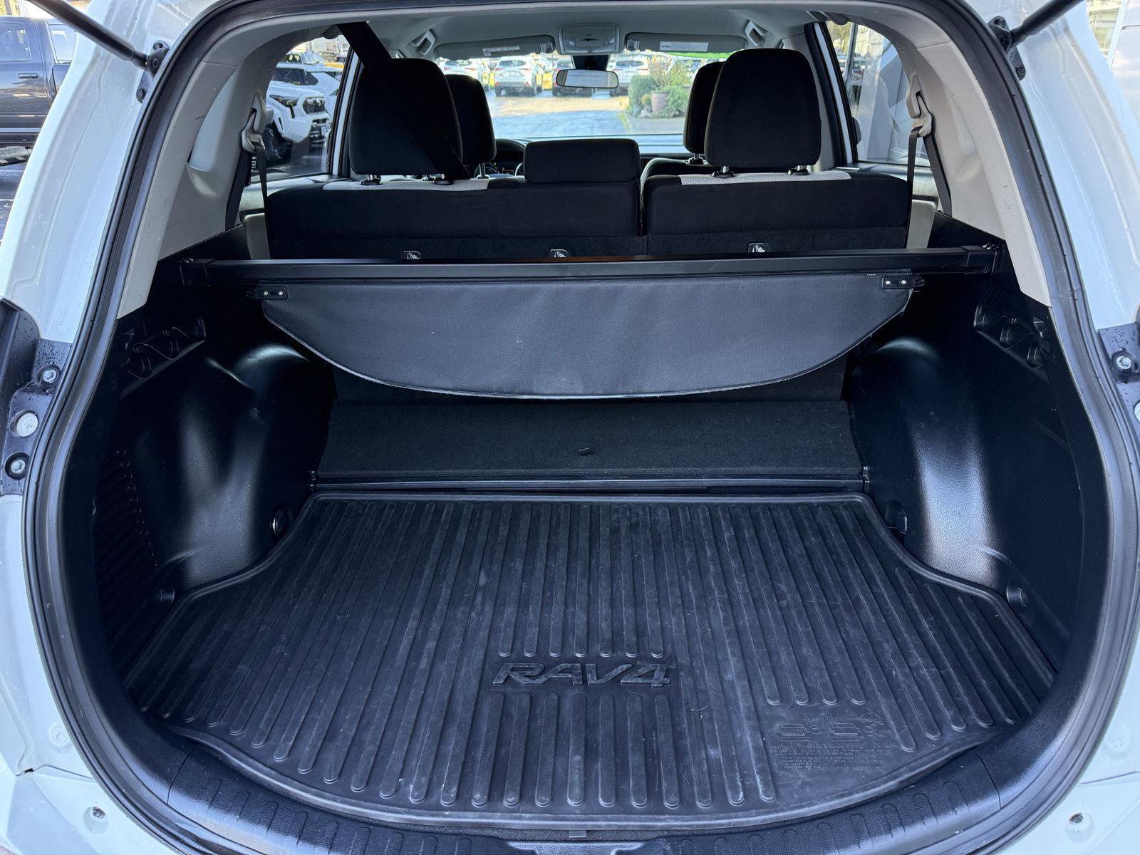 Used 2018 Toyota RAV4 LE image 9