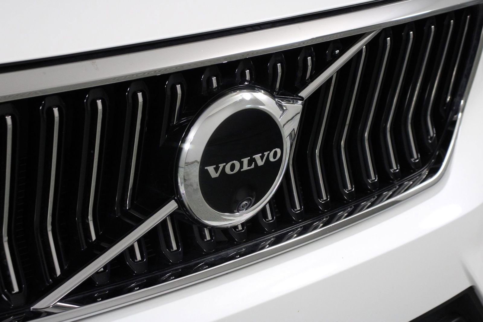 Certified 2025 Volvo XC40 B5 Plus image 27