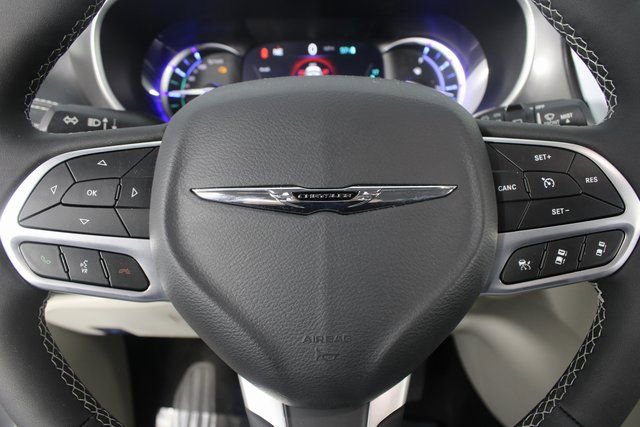 Used 2024 Chrysler Pacifica Select image 12