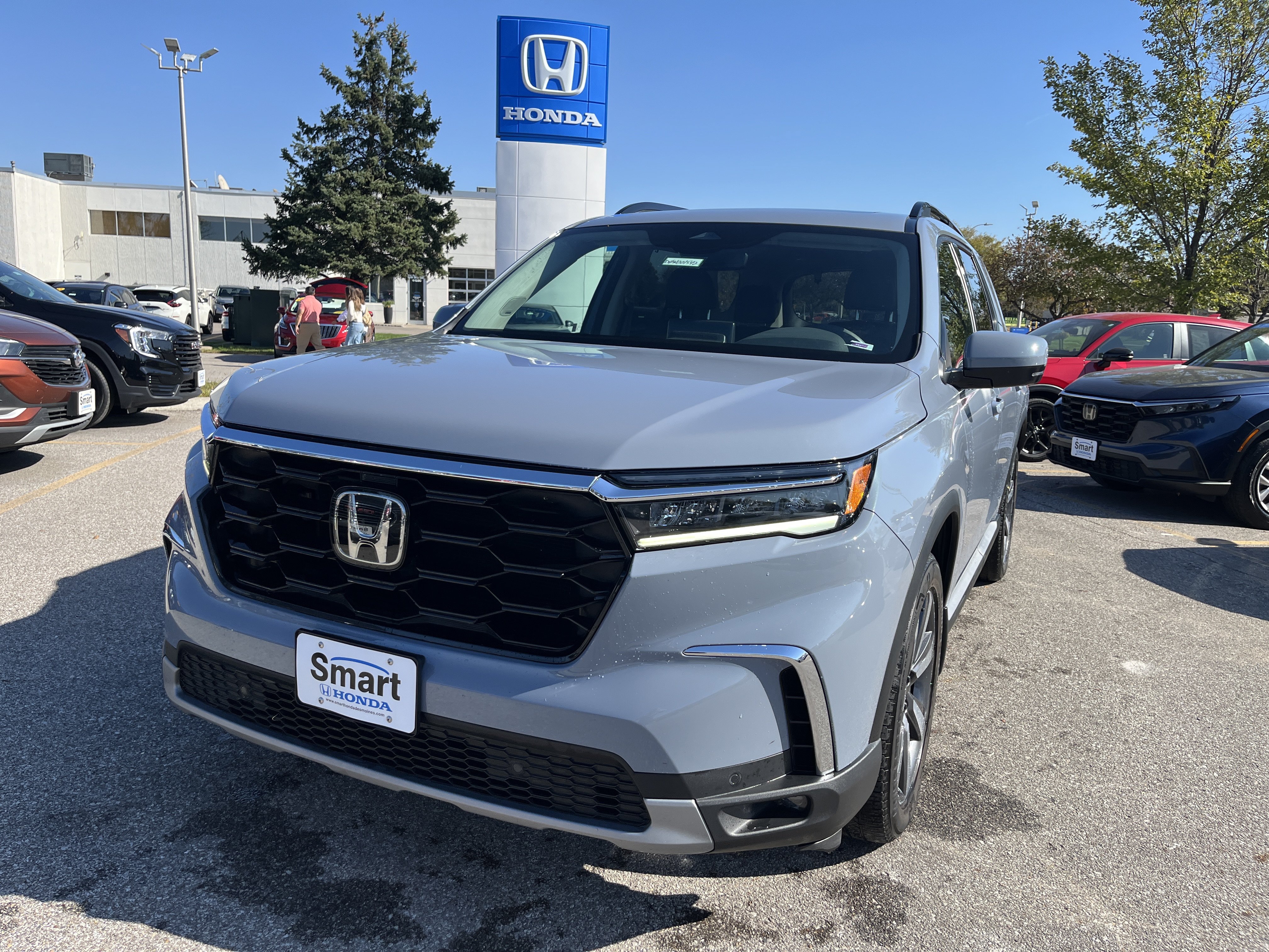 Used 2025 Honda Pilot Touring image 1
