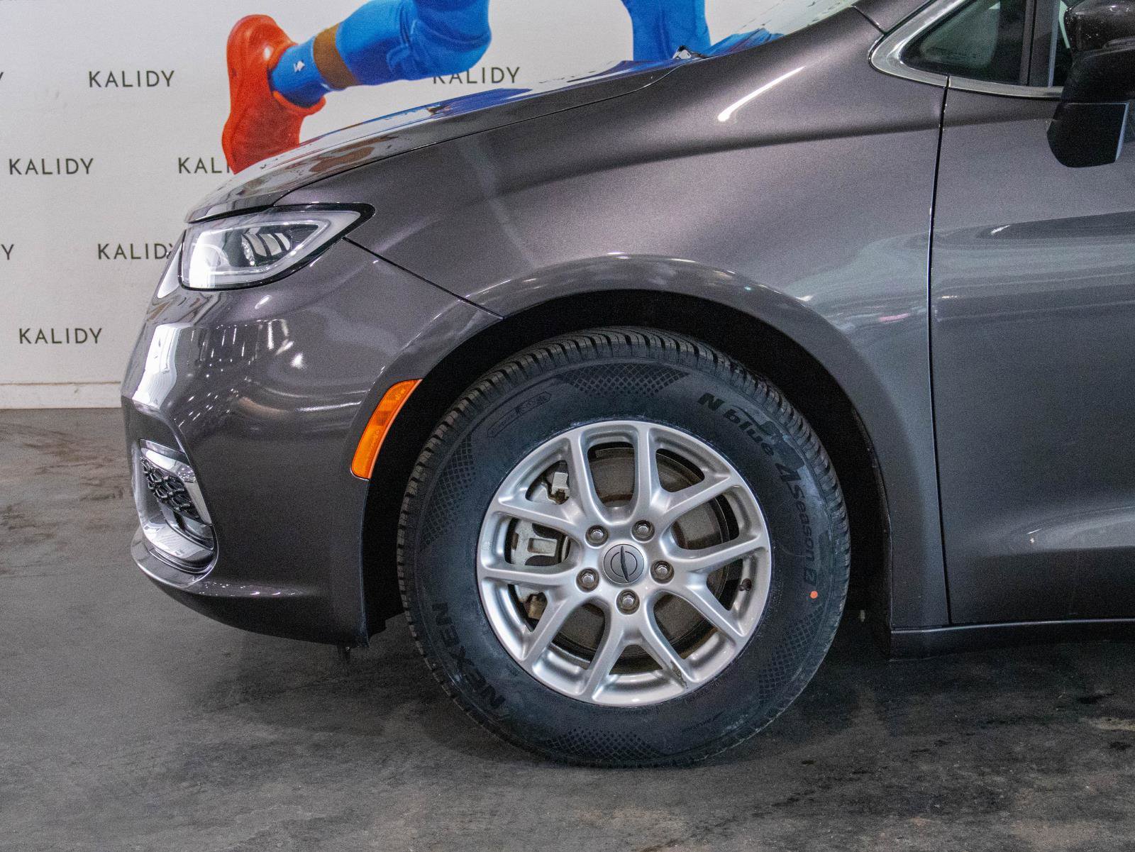 Used 2023 Chrysler Pacifica Touring-L FWD image 15