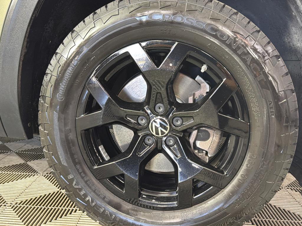 Used 2025 Volkswagen Atlas Peak Edition SE AWD/4WD image 43