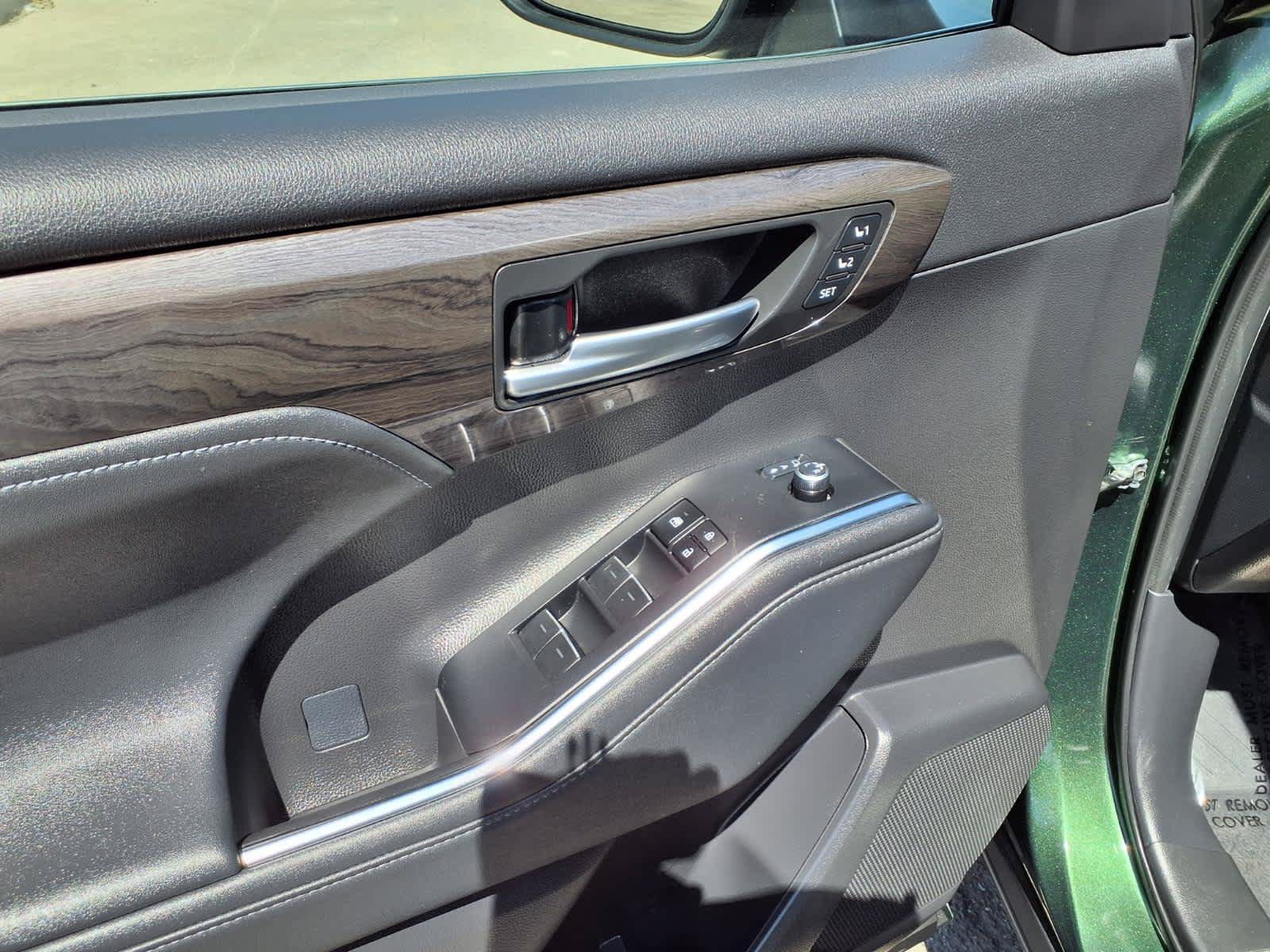 Used 2023 Toyota Highlander Platinum FWD image 17