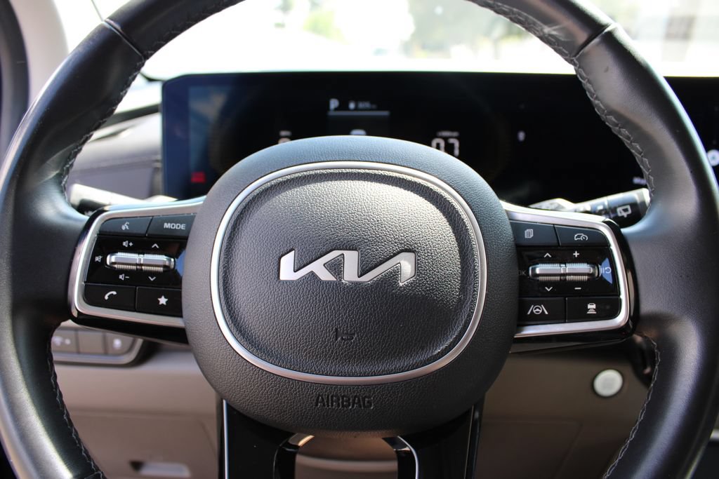 Used 2025 Kia Carnival FWD image 13
