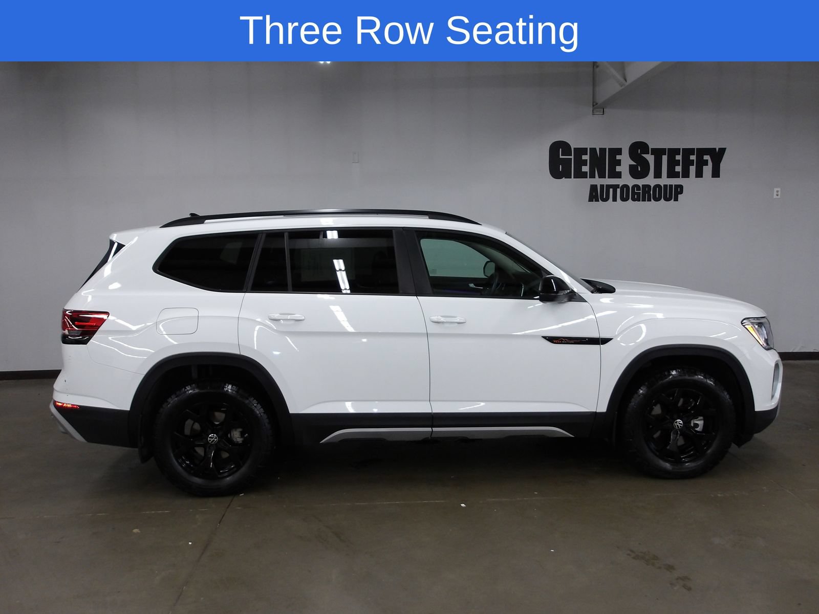 Used 2025 Volkswagen Atlas Peak Edition SE AWD/4WD image 2
