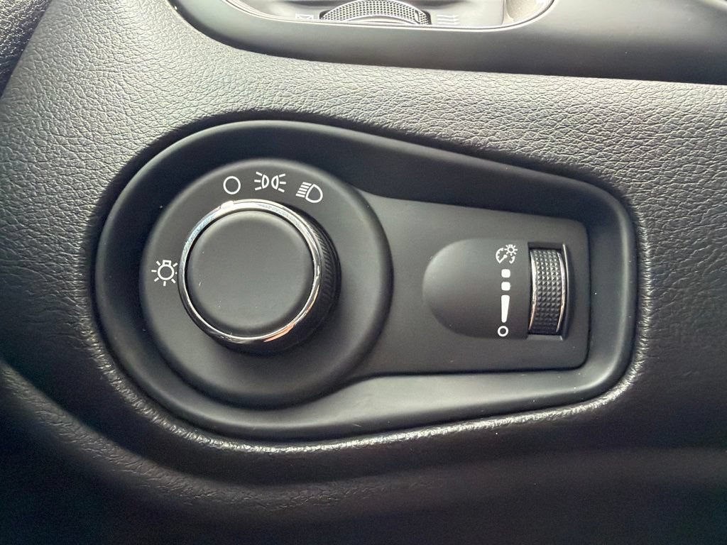 Used 2023 Jeep Renegade Latitude AWD/4WD image 37